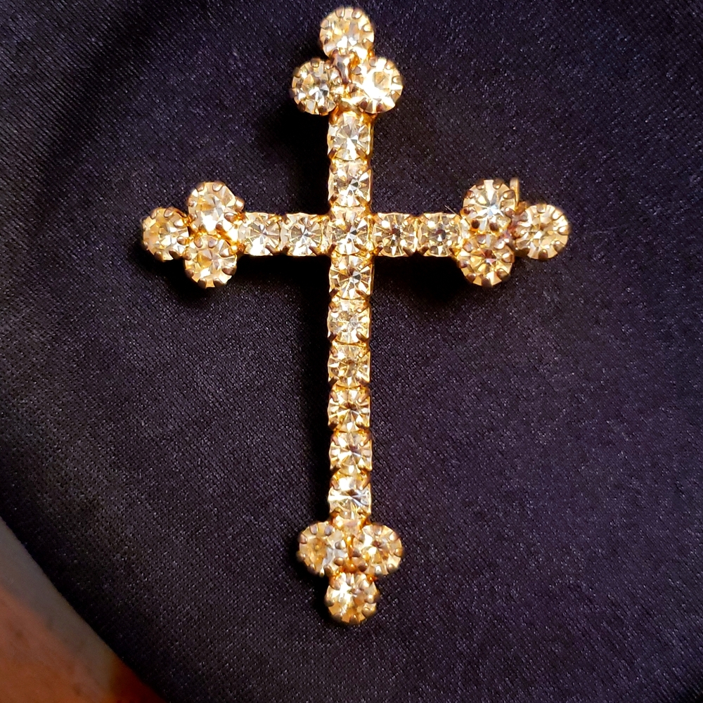 Crystal stone cross ✝️ 24 beautiful imitation diamonds 💎 This also is a pin.